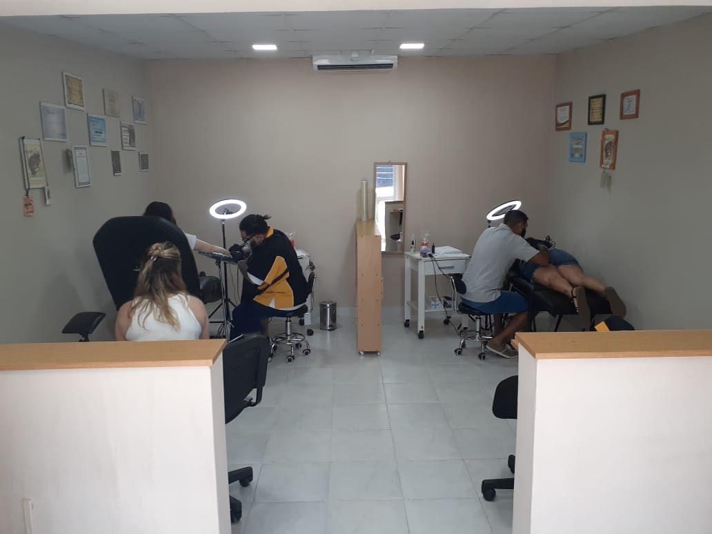 Sesión de tatuaje en Estudio 2045 Tatuajes